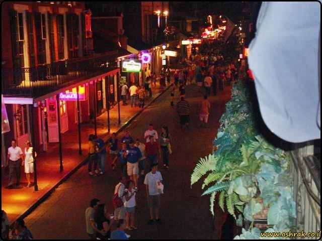 רחוב בורבון בלילה ניו אורלינס Bourbon Street at night New Orleans 2