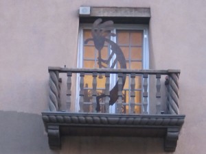 פסל של איש עם חליל בסנטה פה, ניו מקסיקו