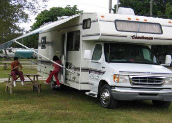 Miami Everglades Resort הקרוואנים ממוקמים על מדשאה גדולה ומטופחת.