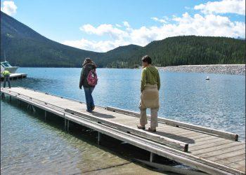 טיול בקרוואן בקנדה - אושרה קמחי על המזוודות