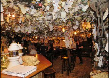 פאב פור סייל - כל קירות מלאים בפתקים | Budapest - For Sale Pub