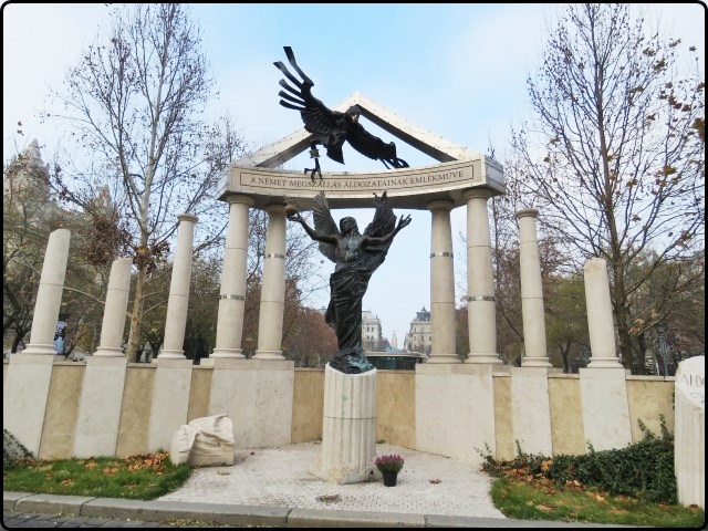 Budapest - Freedom Square monument | בודפשט - האנדרטה בכיכר החרות, אמת או בדיה?
