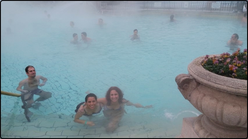 Bodapest - Széchényi Spa - outside pool | בודפשט - הבריכה החיצונית במרחצאות סצ'ני - נשארנו מעל 3 שעות