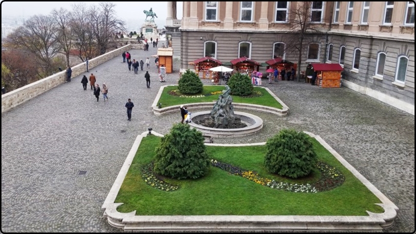 Budapest -Sandor Palace Gardens ‏| בודפשט - הגנים ליד מעון הנשיא