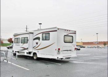 קרוואן במגרש החנייה של וולמארט. לנקסטר, פנסילבניה. צילום - יערה בשן חכם