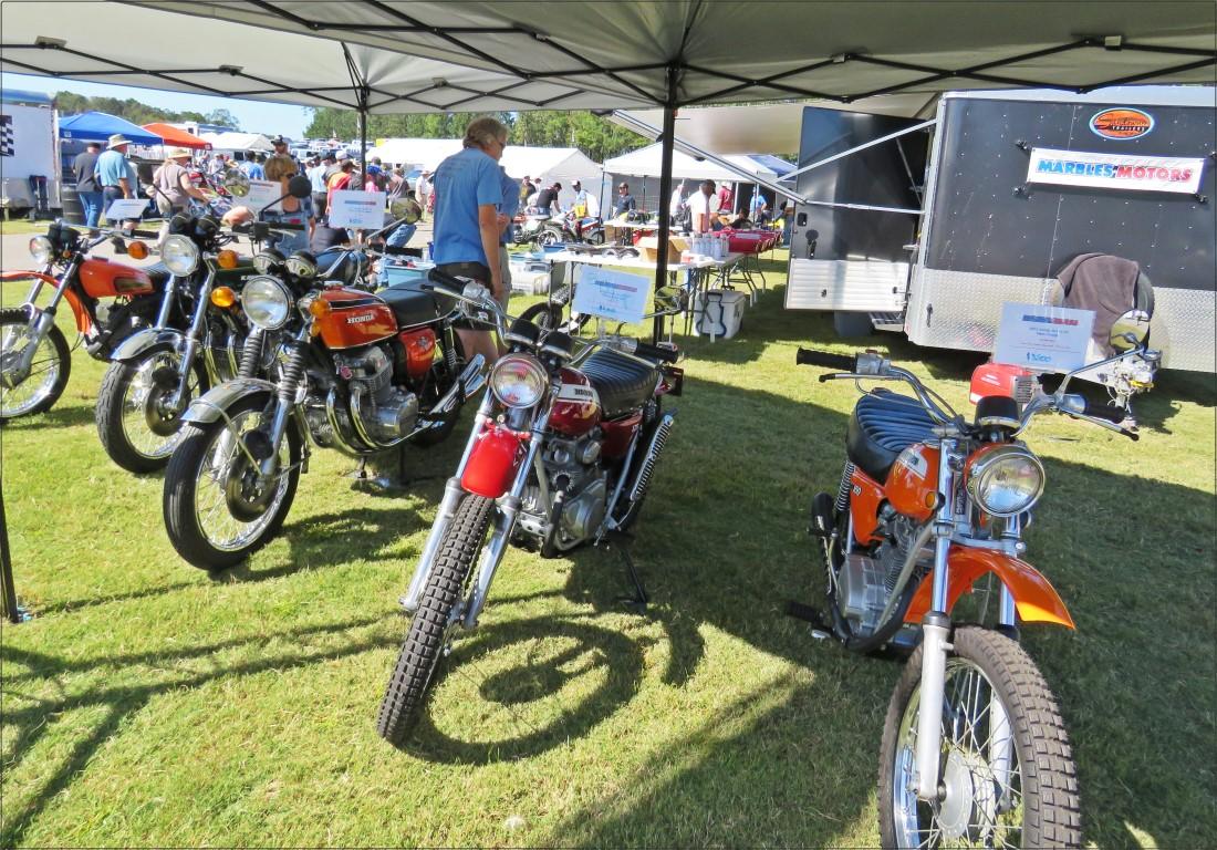 מתחם של אופנועים ואביזרים חדשים למכירה - פסטיבל אופנועים באלבמה