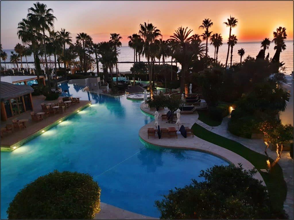אושרה קמחי - על המזוודות. מלון אנאבל פאפוס קפריסין Hotel Anabel Paphos Cyprus 1