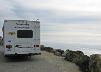 אושרה קמחי - על המזוודות. טיול ארוך בקרוואן