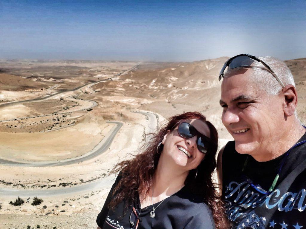 אושרה קמחי - על המזוודות.  טיול אופנועים בישראל - כביש  10 תצפית קדש ברנע