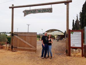 אושרה קמחי - על המזוודות. רק עם אופנוע - הבוסתן של סבא יוסי