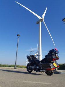 אושרה קמחי - על המזוודות. רק עם אופנוע - חוות טורבינות רוח הגלבוע