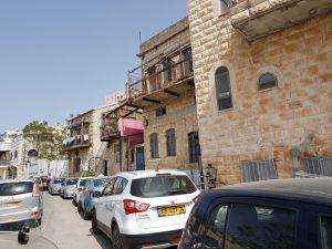 אושרה קמחי - על המזוודות. רק עם אופנוע - צפת - צפופה, רועשת ומלוכלכת