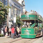 אושרה קמחי על המזוודות - טיול בלוס אנג'לס - הטרולי בגרוב The Grove