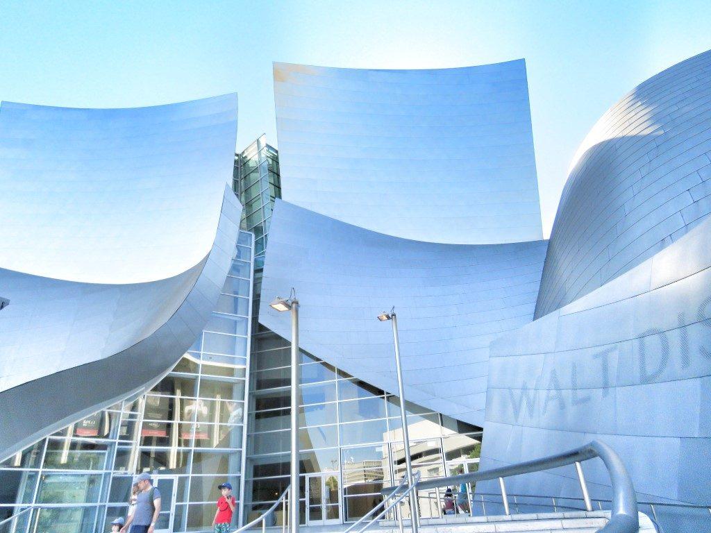 אושרה קמחי על המזוודות - מסלול טיול בלוס אנג'לס - Walt Disney Concert Hall