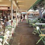 אושרה קמחי על המזוודות - אטרקציות בלוס אנג'לס - הגרוב The Grove