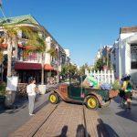 אושרה קמחי על המזוודות - קניות בלוס אנג'לס - הגרוב The Grove