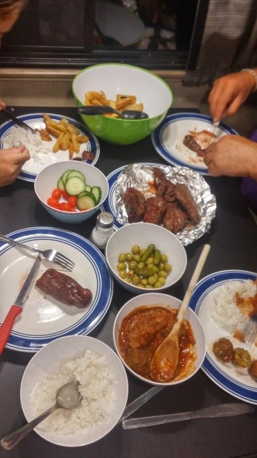 על המזוודות - טיול מחוף לחוף ארה"ב בקרוואן - איך לבשל בקרוואן