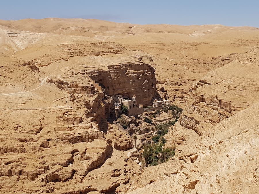 מנזר ג'ורג' הקדוש ליד יריחו - על המזוודות אושרה קמחי