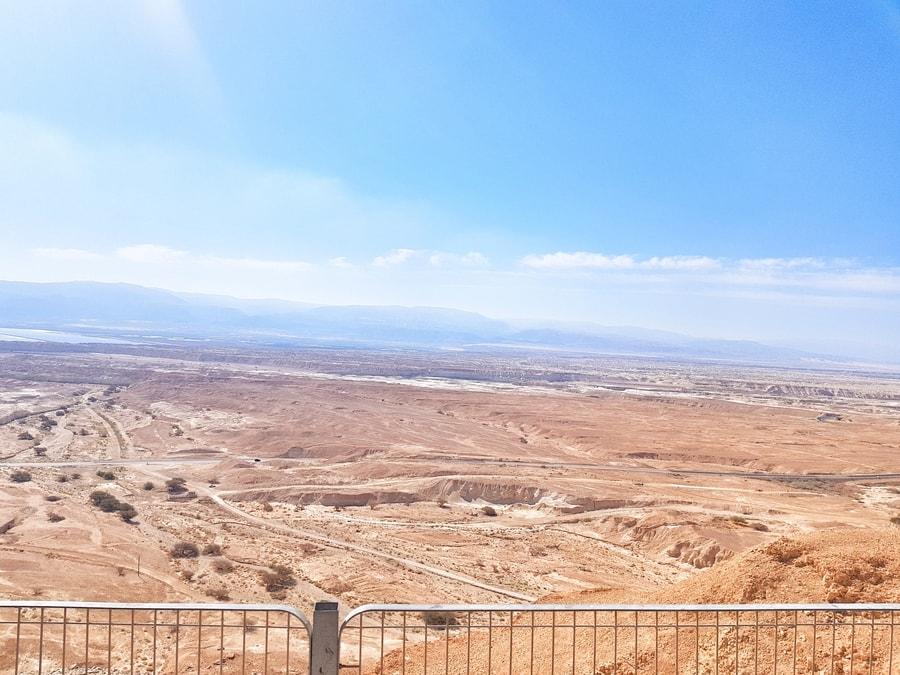 נקודת תצפית על ים המלח ליד נחל תמר - על המזוודות