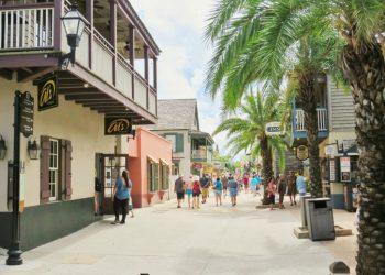 רחוב בעיר העתיקה של סיינט אוגוסטין. פלורידה אטרקציות