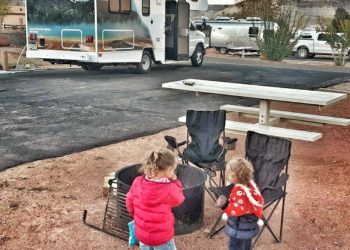 חניון קרוואנים - טיול קרוואן בארצות הברית - על המזוודות. צילום מירב ארווס.