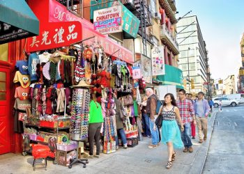 רחוב בצ'יינהטאון ניו יורק - על המזוודות