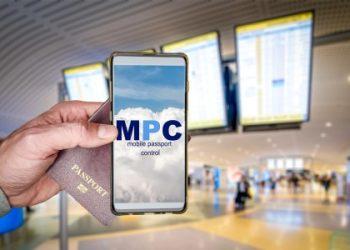 יד מחזיקה טלפון עם מסך הפליקציה של MPC 1